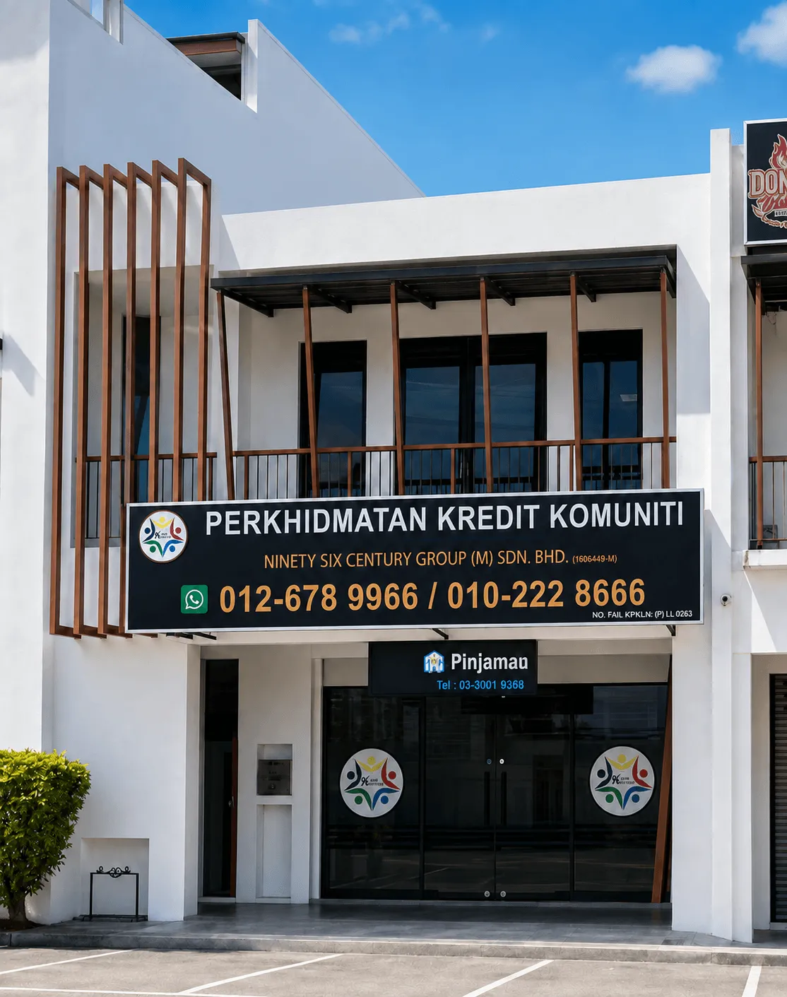 Bahagian luar pejabat Perkhidmatan Kredit Komuniti 96 Century.